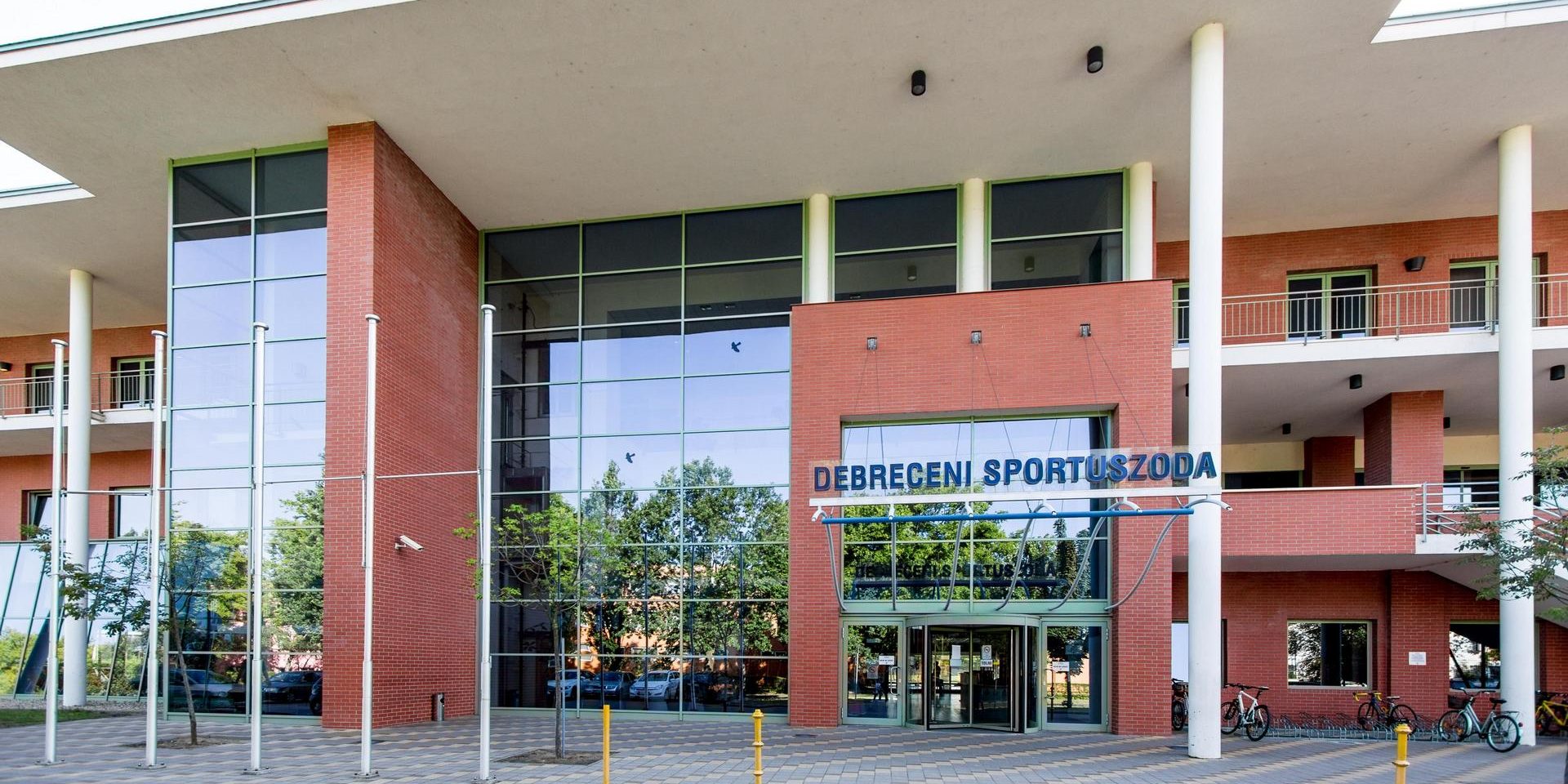 A Debreceni Sportuszoda főbejárata