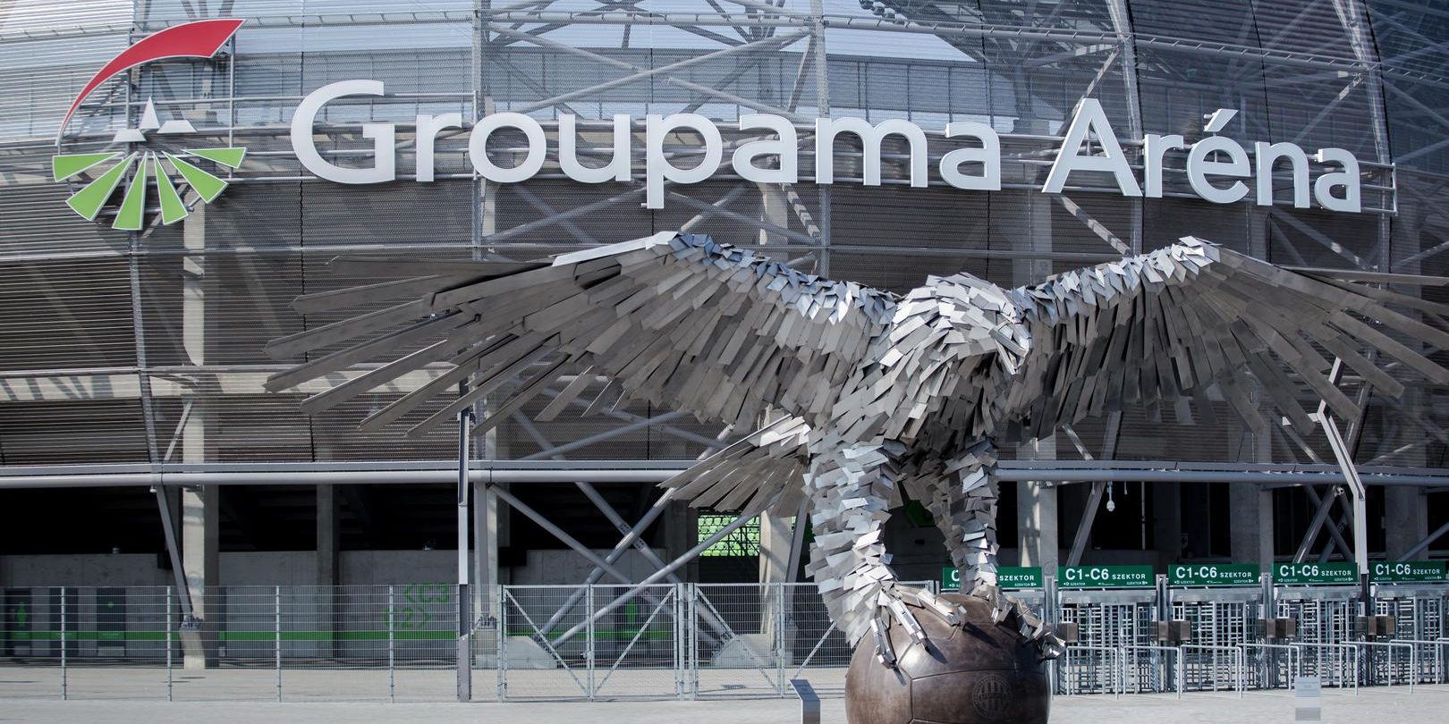A Groupama Aréna ikonikus szobra