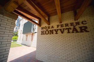 A Móra Ferenc Könyvtár falán található megjelenítő