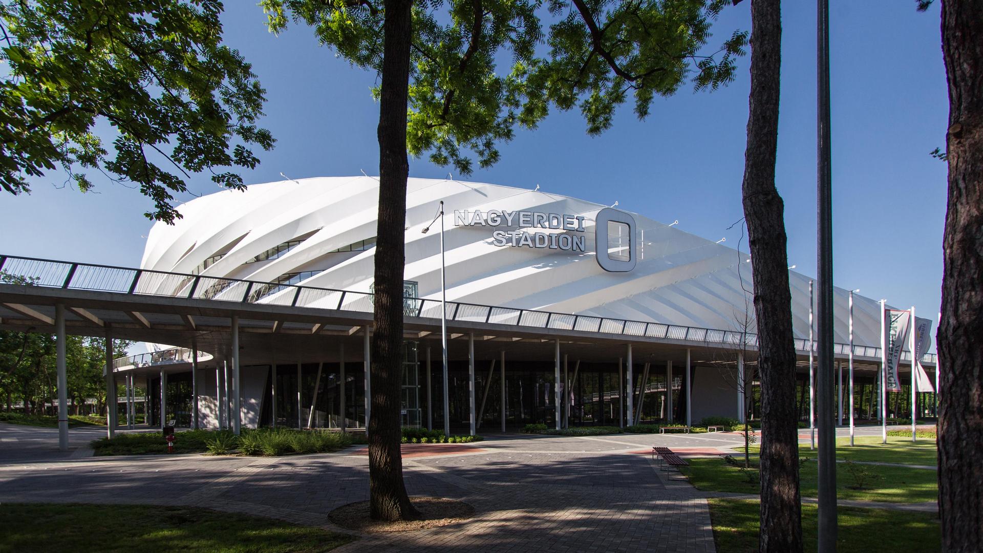 A Nagyerdei Labdarúgó Stadion épülete