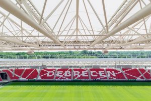 A Nagyerdei Stadion tetőszerkeszetére erősített hangsugárzók