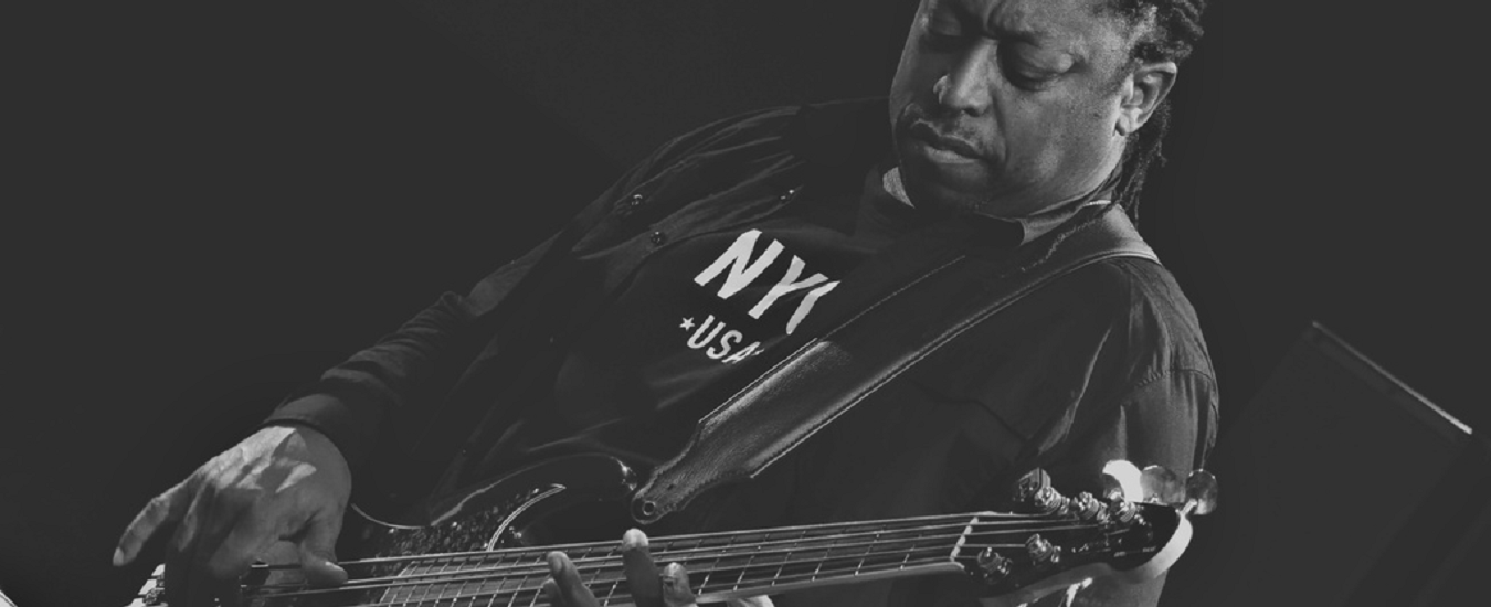 Darryl Jones QSC aktív hangsugárzókat használ